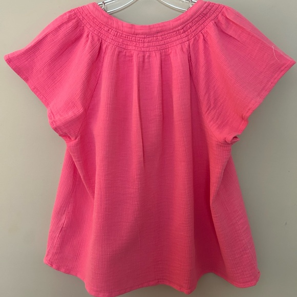 Vineyard Vines. Pink top. Size M - Picture 2 of 3